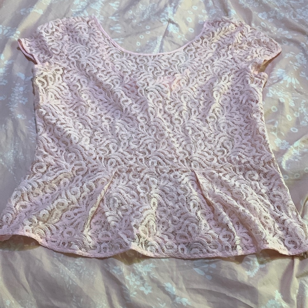 Hinge lace top. Size M. Pink